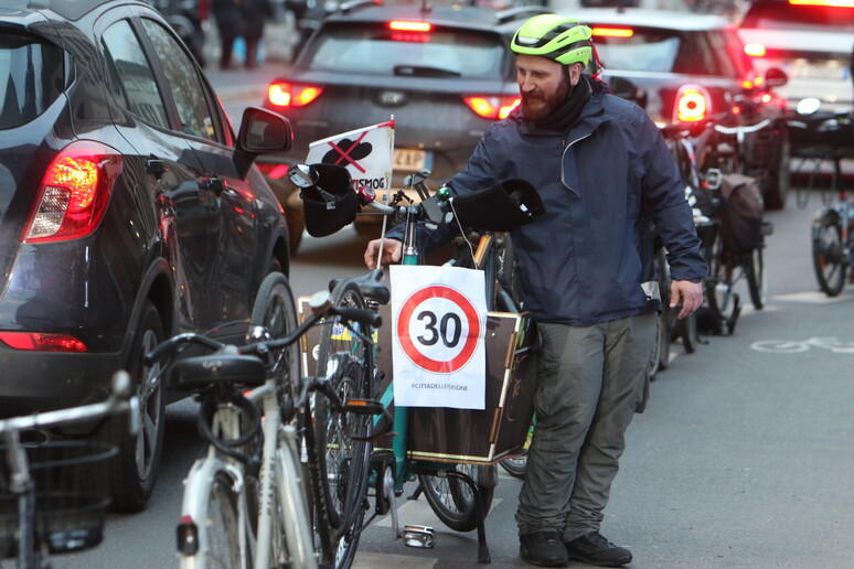 Foto di un ciclista che fa campagna per città 30